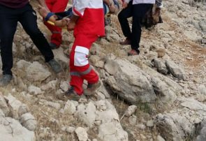 نجات جان چوپان سقوط کرده از کوه در منطقه تنگاری دشتروم توسط امدادگران هلال احمر