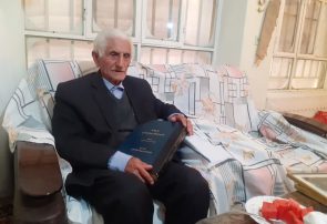 معلمی که با گذشت ۹ دهه از عمرش محفل شاهنامه خوانی را رها نکرد
