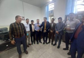 اقدام قابل تقدیر فرماندار چرام؛حضور در ادارات و اهدای گل به کارمندان