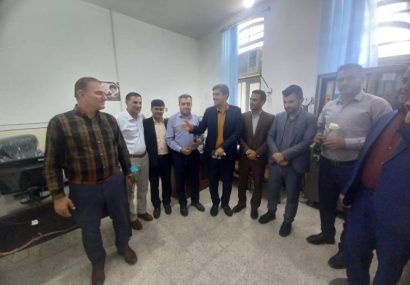 اقدام قابل تقدیر فرماندار چرام؛حضور در ادارات و اهدای گل به کارمندان
