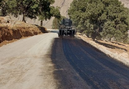 پیشرفت ۵۰ درصدی پروژه بهسازی و روکش آسفالت راه روستایی چال شاهین