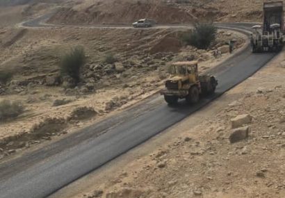 آغاز عملیات آسفالت پروژه راه روستایی شهید طیب توسط راهداری و حمل‌ونقل جاده ای کهگیلویه و بویراحمد