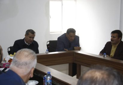 نشست فوریتی ستاد بحران کهگیلویه با حضور معاون عمرانی استاندار؛ پیگیری بی‌وقفه عملیات جست‌وجوی سومین قربانی سیل