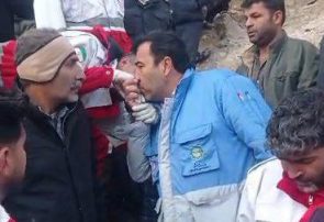 بوسه مدیرکل مدیریت بحران بر دستان امدادگر هلال احمر؛ قدردانی نیکروز ازامدادگران حادثه یاسوج _تهران بوسه مدیرکل مدیریت بحران بر دستان امدادگر هلال احمر؛ قدردانی نیکروز ازامدادگران حادثه یاسوج _تهران