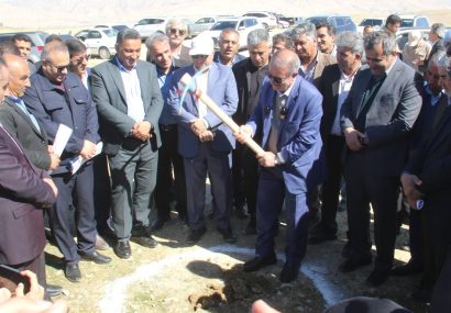 کلنگزنی نیروگاه خورشیدی ۲۵ مگاواتی در دشت مازه کهگیلویه با حضور استاندار کهگیلویه و بویراحمد کلنگزنی نیروگاه خورشیدی ۲۵ مگاواتی در دشت مازه کهگیلویه با حضور استاندار کهگیلویه و بویراحمد