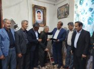 بازدید بخشدار دیشموک به همراه رئیس آموزش و پرورش و شهردار از خانواده شهید اسفرم