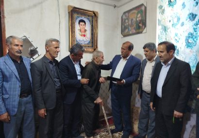 بازدید بخشدار دیشموک به همراه رئیس آموزش و پرورش و شهردار از خانواده شهید اسفرم