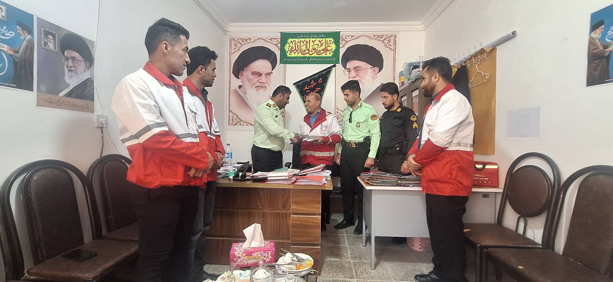 فرمانده نیروی انتظامی دیشموک با حضور در هلال احمر از علی توحیدی تقدیر کرد