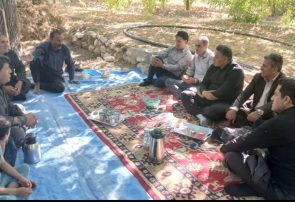 دیدار صمیمی فرماندار کهگیلویه با مردم روستای رودسمه؛ شنیدن بی‌واسطه درد دل‌ها و خواسته‌های مردم
