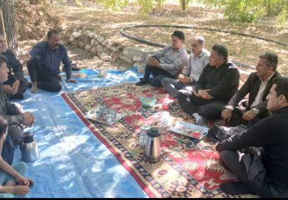 دیدار صمیمی فرماندار کهگیلویه با مردم روستای رودسمه؛ شنیدن بی‌واسطه درد دل‌ها و خواسته‌های مردم