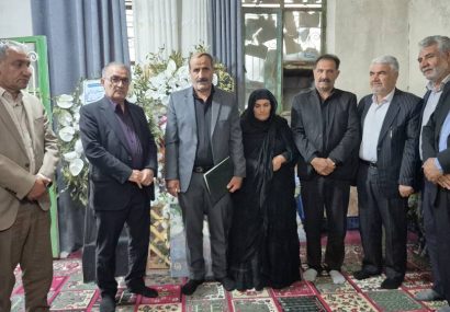 حضور استاندار کهگیلویه و بویراحمد و فرماندار کهگیلویه در منزل شهید علویتبار؛ تجلیل از ایثار و مقاومت خانواده شهدا حضور استاندار کهگیلویه و بویراحمد و فرماندار کهگیلویه در منزل شهید علویتبار؛ تجلیل از ایثار و مقاومت خانواده شهدا