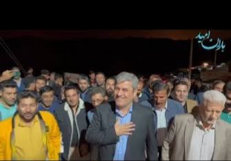 تاجگردون تنها یک لیدر سیاسی نیست؛ او نماد پیگیری مطالبات مردمی است که سالها در انزوا و فراموشی رها شده بودند. تاجگردون تنها یک لیدر سیاسی نیست؛ او نماد پیگیری مطالبات مردمی است که سالها در انزوا و فراموشی رها شده بودند.