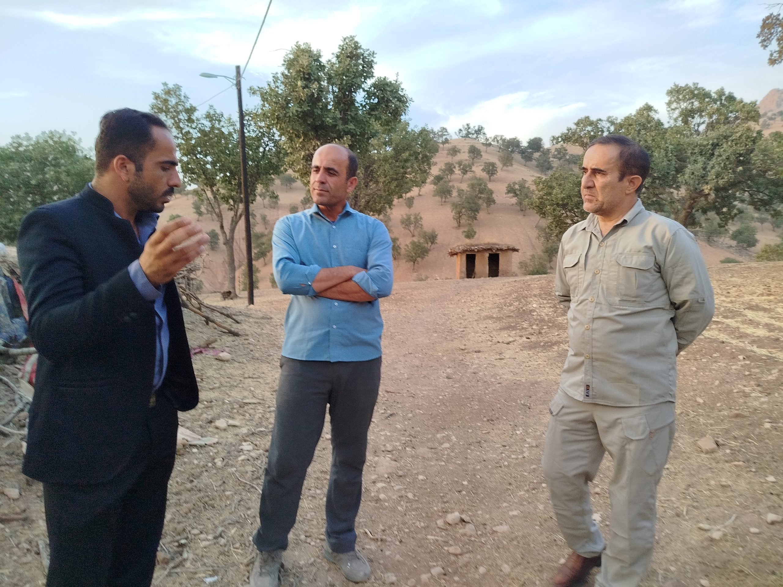 بازدید میدانی بخشدار دیشموک از روستای ده احمد؛ از مشکلات عمرانی و آنتن‌دهی تا پل و جاده