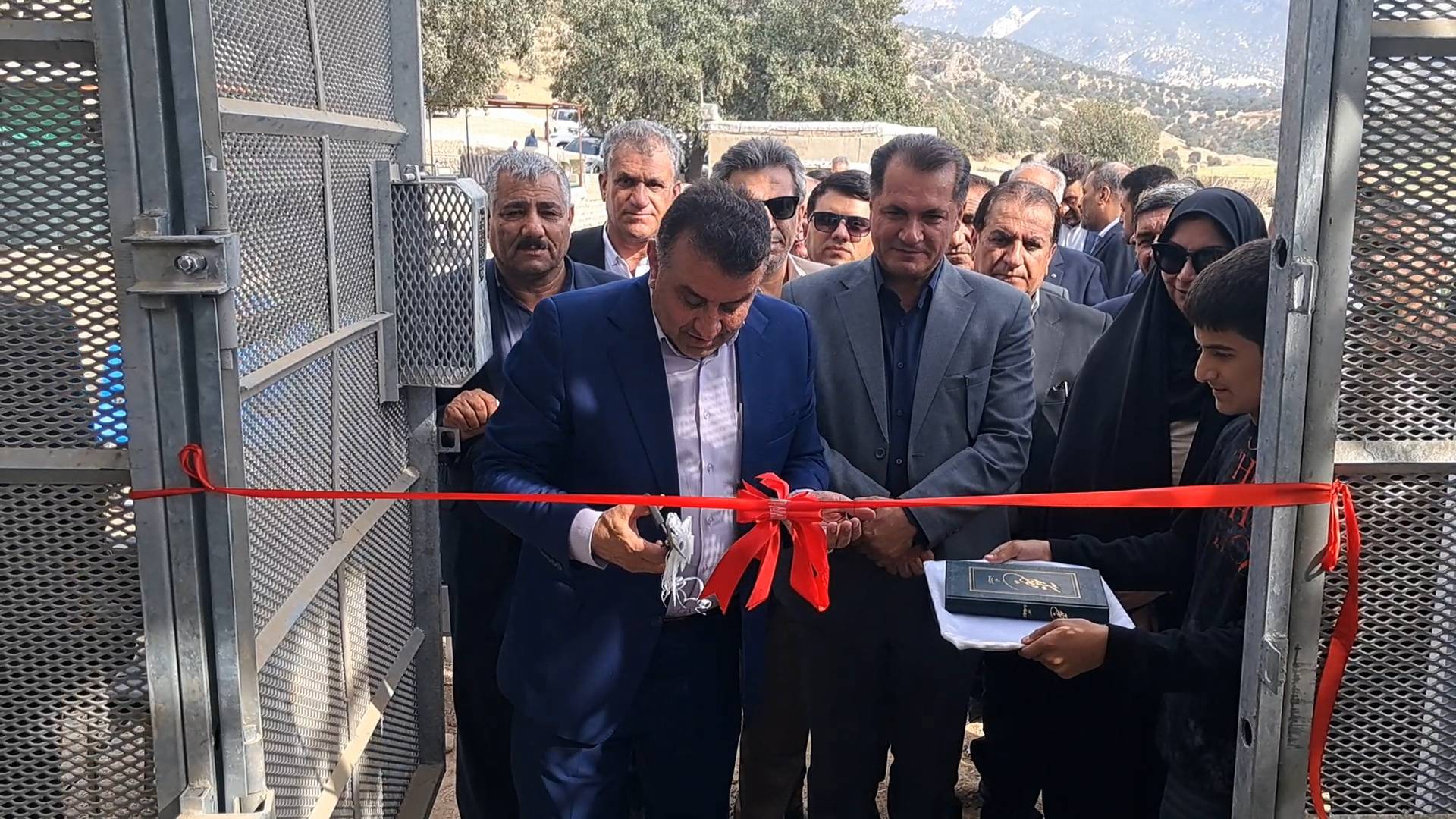 افتتاح دکل مخابراتی و چند جاده روستایی در لوداب